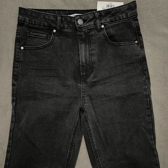 High Rise Black Jeans with Classic Denim Look - Picture 2 of 4